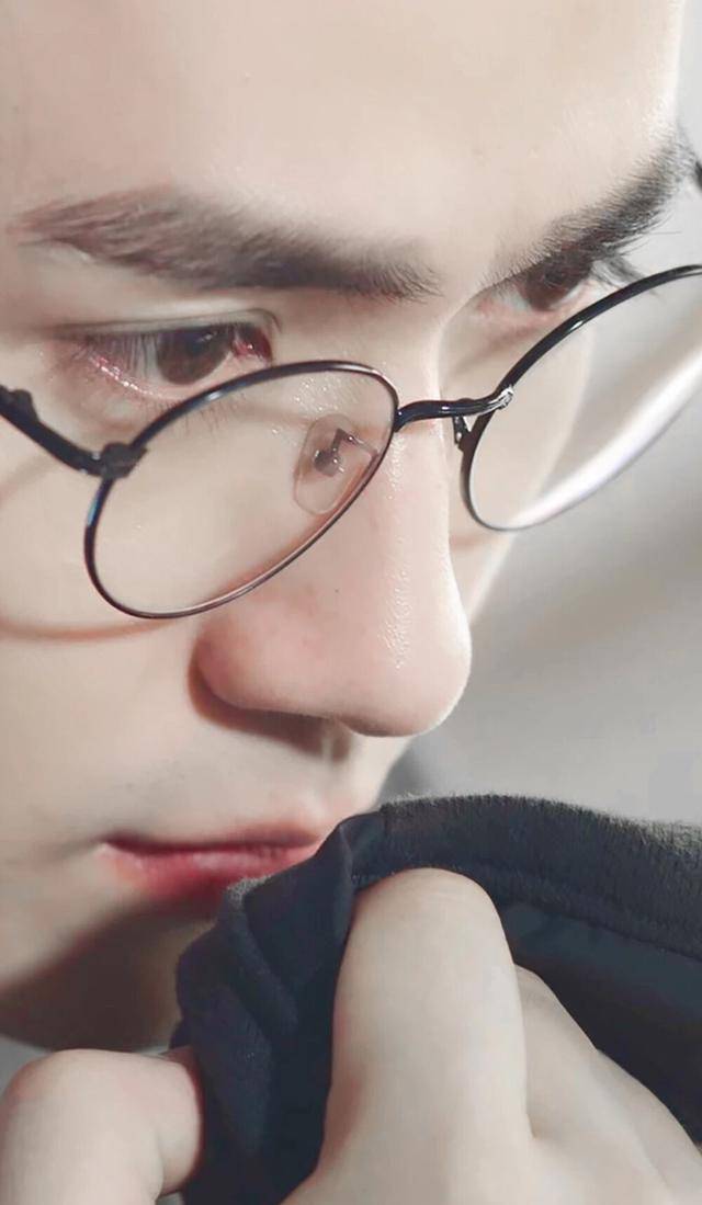 朱一龙伞不离身,难怪皮肤这么好!_白敬亭_黄景瑜_活力