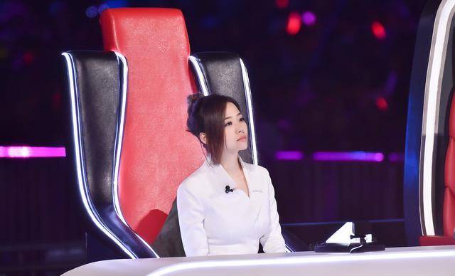 除过何洁之外刘美含,张靓颖两人也是通过芒果台出道的歌手,目前张靓颖