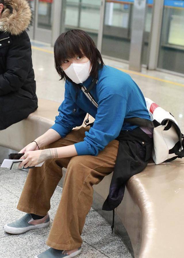 又美,连帽卫衣配工装裤真惊艳,换个发型差点认不出_窦靖童_长发_风格