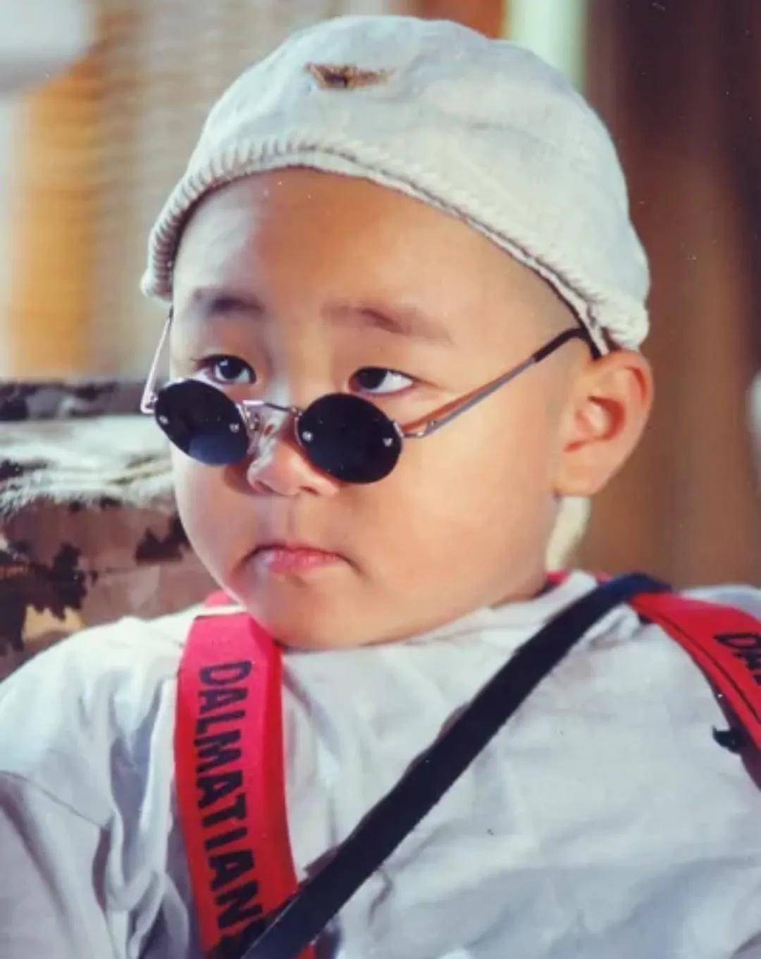 随后与林志颖,张震岳,徐若瑄,释小龙等人主演的《爱笑的林小子》红遍