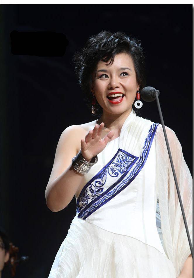 2000年,萨顶顶参加青年歌手比赛,获得流行歌唱银牌.