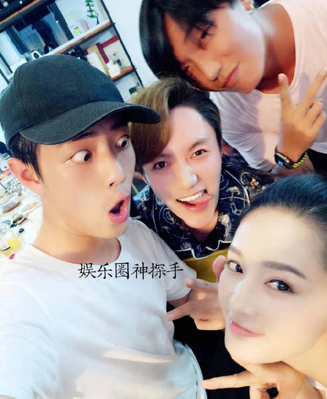 肖战早年和焉栩嘉等人的合影,一头平刘海十分乖巧,脸上还有尚未褪去的