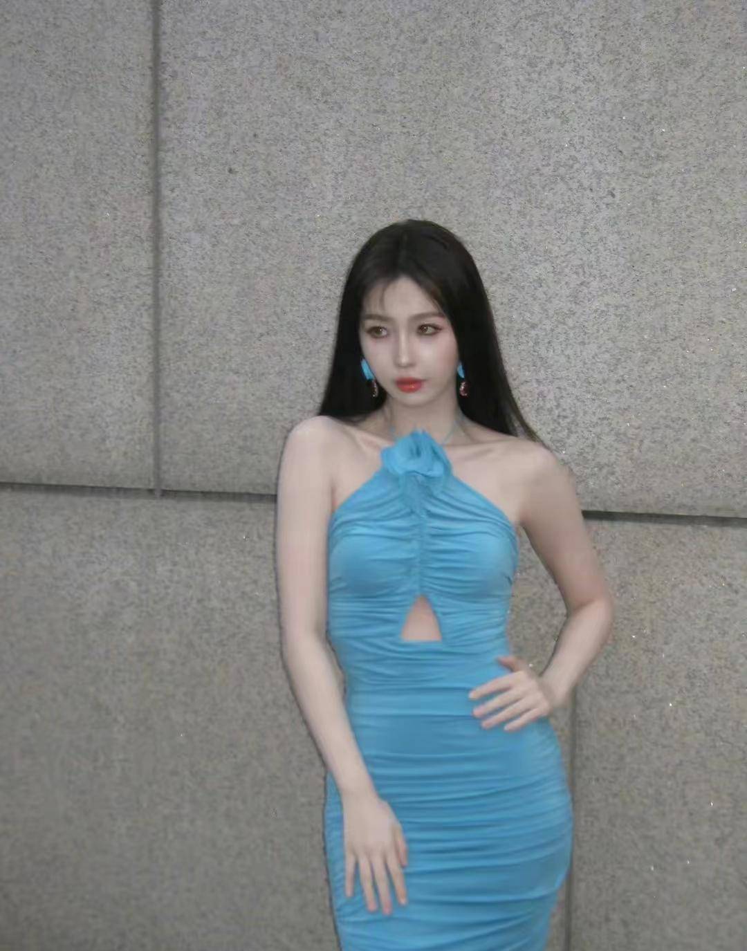 虞书欣穿湖蓝色修身裙,尽显玲珑曲线,大露背设计时尚妩媚极了.