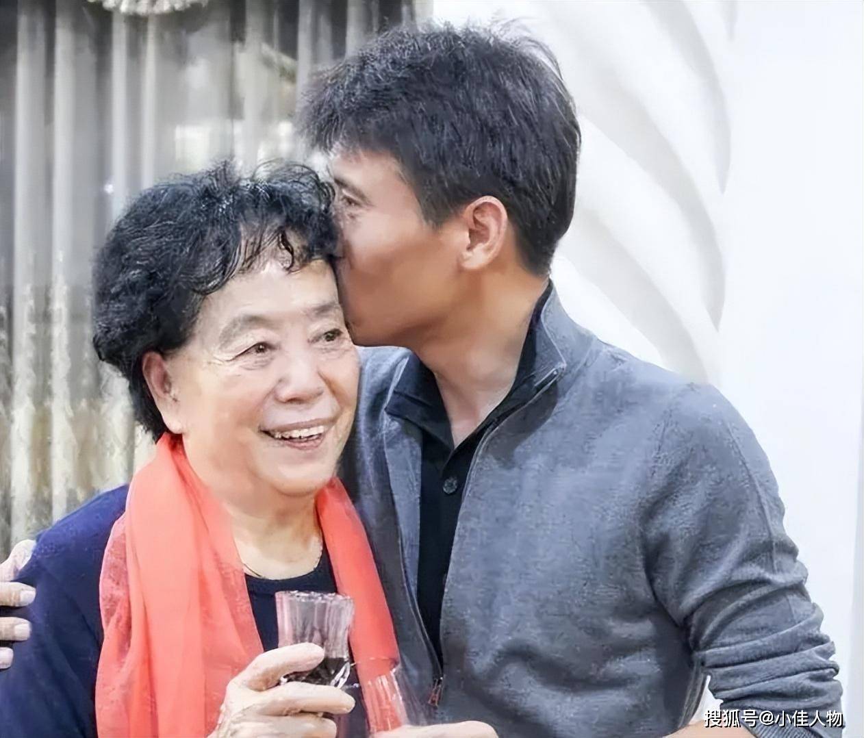 由于父母两人曾分居在两地工作,李乃文一直都是散养.