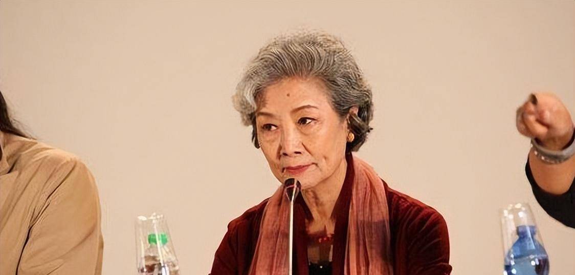 被吕中的老年状态惊艳到:穿衣选宽,穿裙选长,83岁优雅显贵气_气质