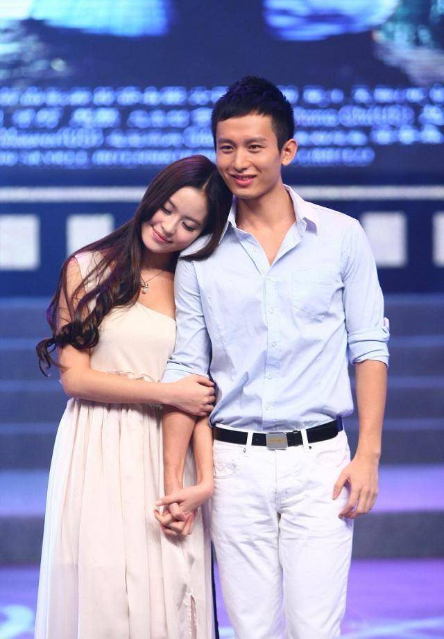 《云歌会》对袁冰妍避嫌,却和别的女星亲密,看看成毅有多双标!