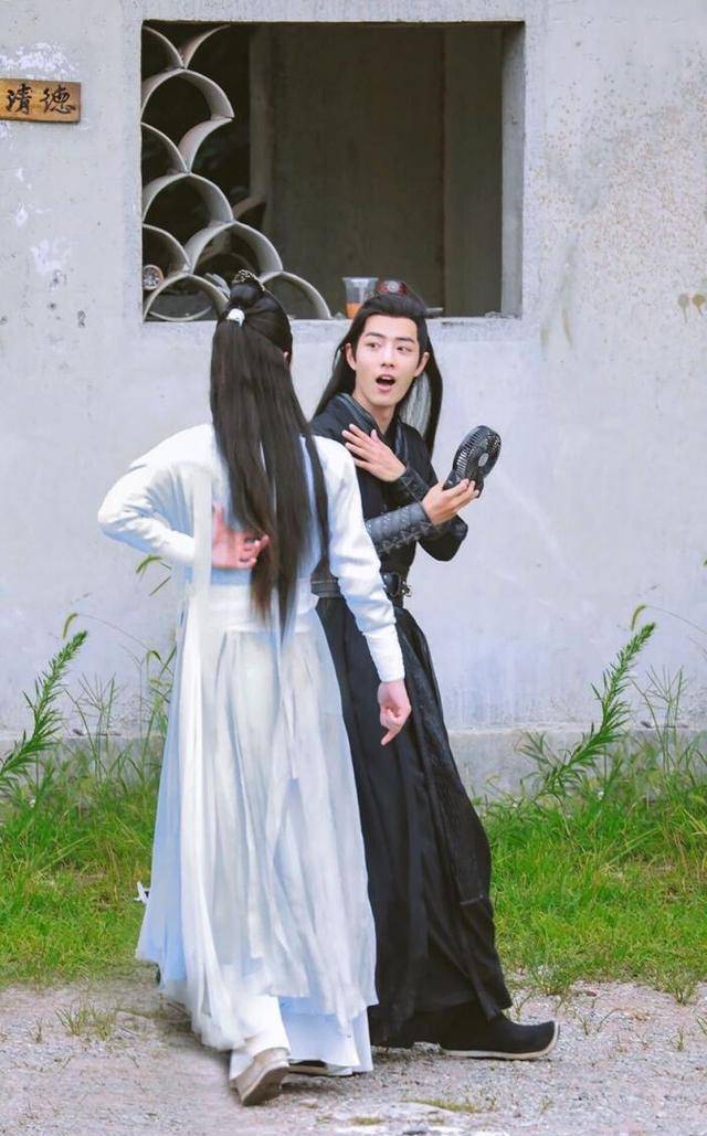 《陈情令》私下合影,王一博居然不是最抢眼的!_肖战_明星_玩家