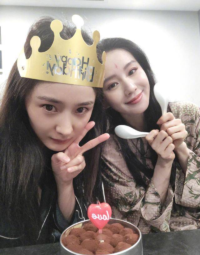 刘诗诗陪杨幂过37岁生日,杨幂眼眶泛红,唐嫣同一ip无表示引争议_浙江