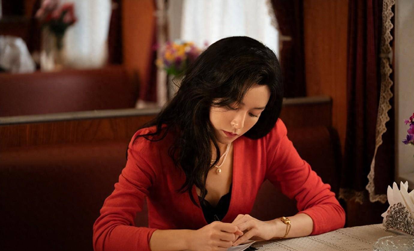 文咏珊的美艳换装,红色短外套和黑色裙子,不同风格很精彩_魅力_笑容