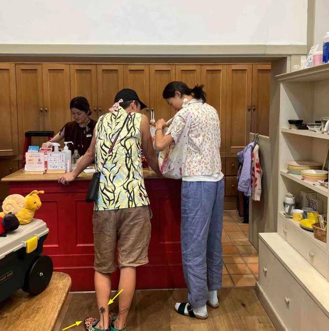 椰子树纹身,浑身上下已经超过了8种颜色,让人感慨陈冠希不愧是走在