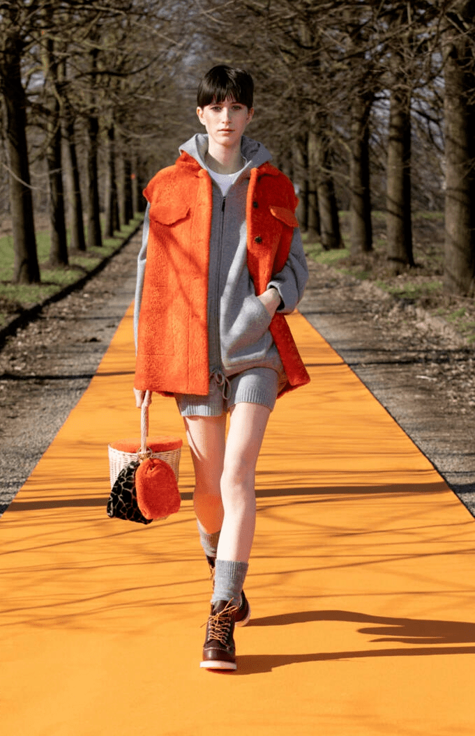 冬天橘色大衣穿搭示范,太温暖了_活力_整体_氛围