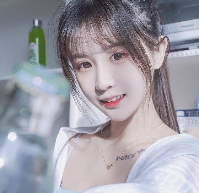 杨清柠算是最早玩网络的一批网红之一,拥有超高的