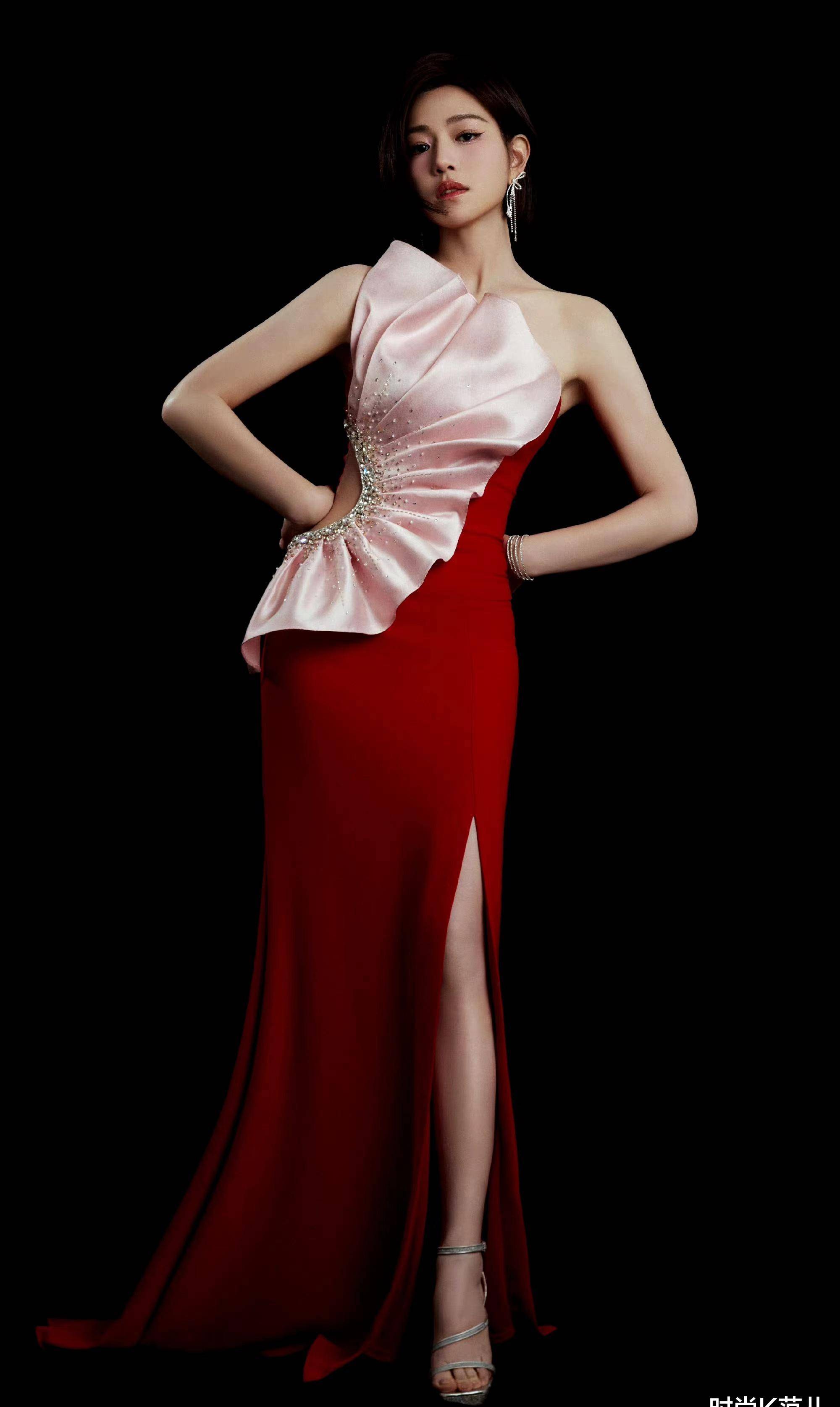 陈妍希剪短发了,披肩短发搭抹胸裙亮相国剧盛典,清爽又显气质!