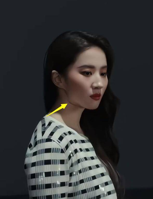 刘亦菲罕见"辣妹风",却被嘲:小腿粗壮,发福发腮,像个假人!