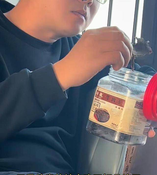 田静晒老公郭威吃牛肉干视频,不忘带货遭吐槽太贪心_姚爸_许妈_许敏