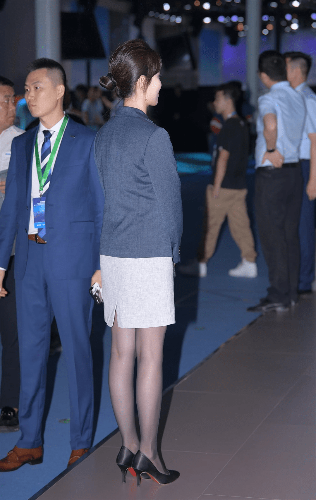 太潮了,小姐姐的衣服鞋子都像在表演一样!_黑色_高跟鞋_丝袜