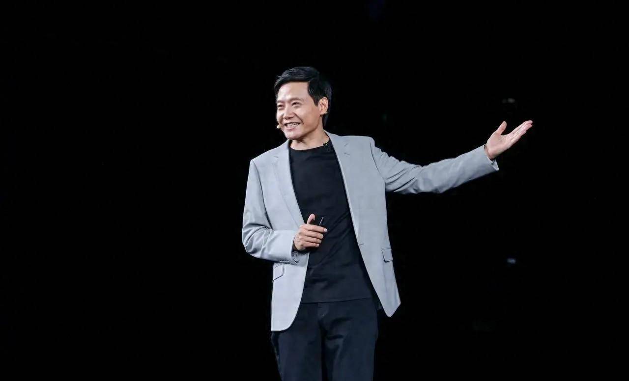 雷军是我见过最低调的富豪:西装配牛仔裤,爱穿小白鞋,简约得体_休闲