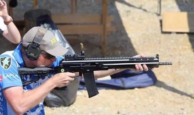 为啥非洲人拿ak47射击时,都是举过头顶?_国家_武器_姿势