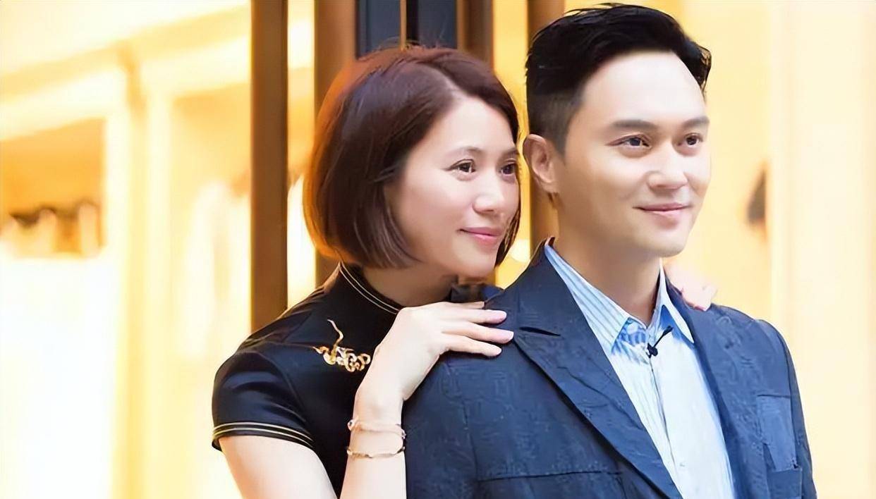 袁咏仪:奢侈品挂满身,大说王晶得罪成龙却俘获张智霖_婚礼_罗兆辉