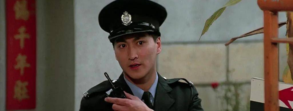 其次是出演警员pc12674的何家劲,当年的他还是个小演员,经常在成龙