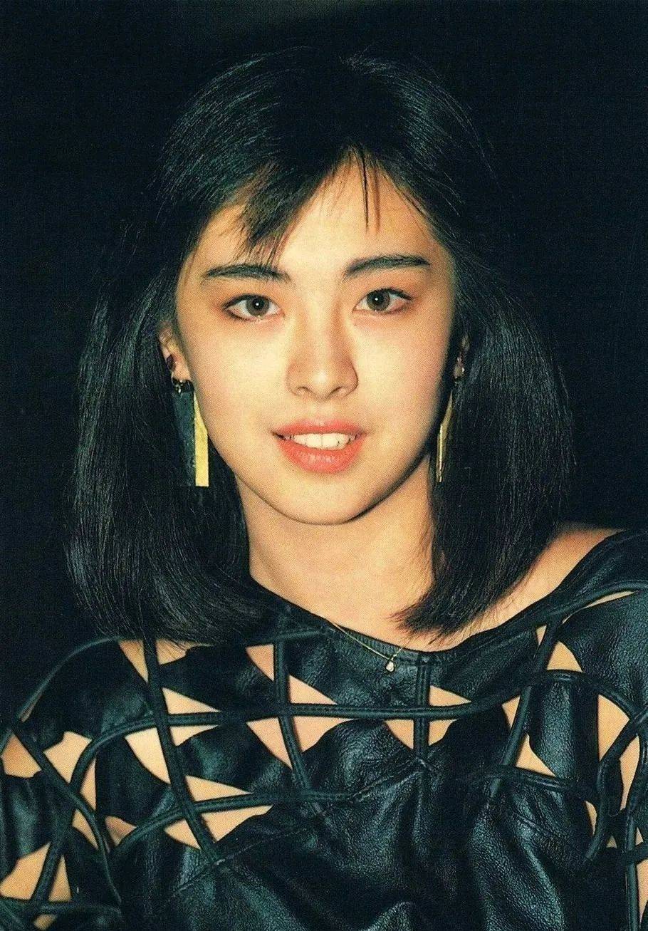 56岁王祖贤拜早年晒近况!