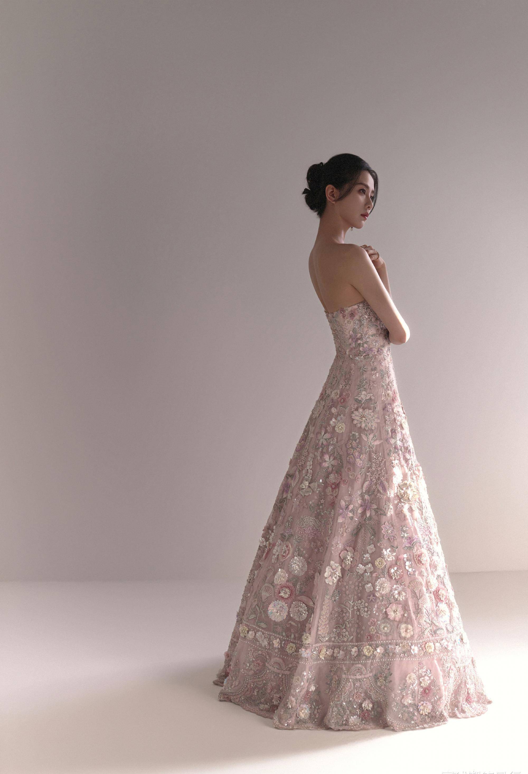 就身穿印度高定品牌惊艳亮相,重工刺绣的抹胸仙女裙,将刘诗诗身上的