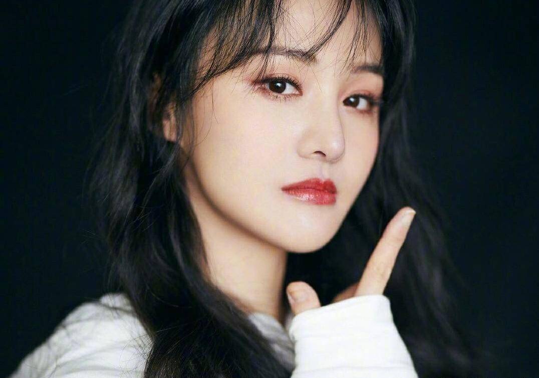 综艺,剧集,杂志等方面都可以更多地看到郑爽活动的身影,并且写真照等