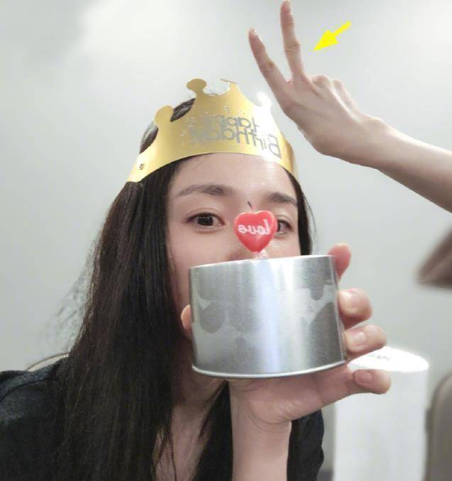 刘诗诗陪杨幂过37岁生日,杨幂眼眶泛红,唐嫣同一ip无表示引争议_横店