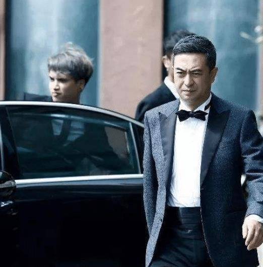 张嘉译近照曝光,头发斑白弓腰驼背,病痛将他折磨到需要人搀扶!