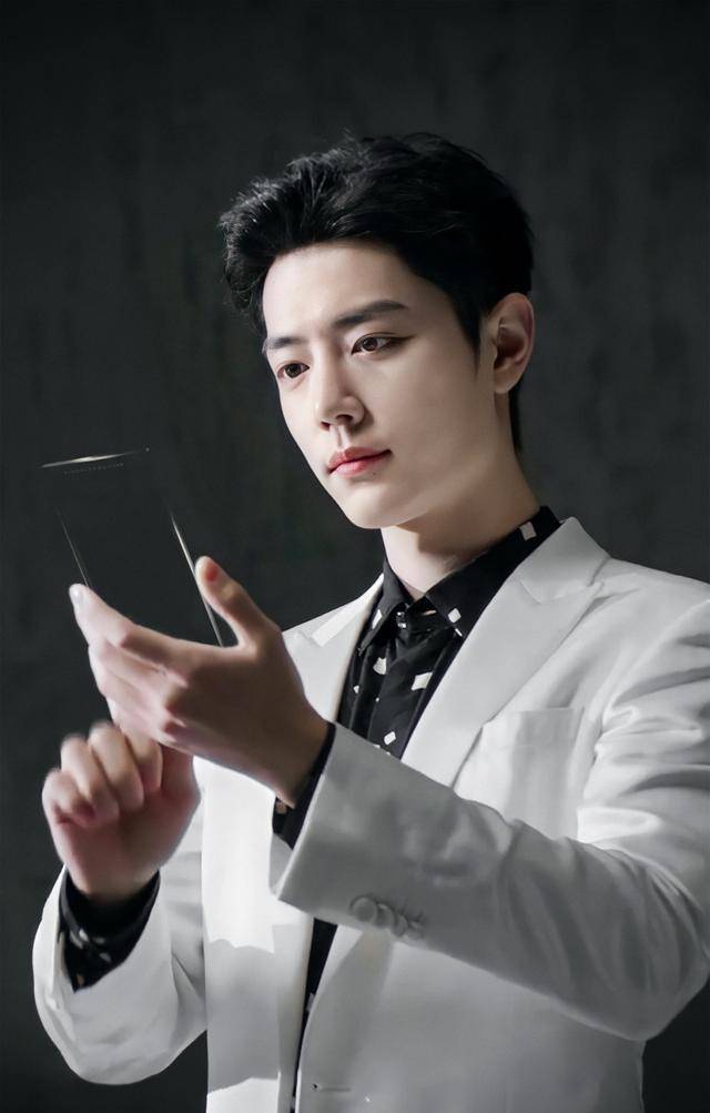 而事实上,肖湛和伊博一出录影棚也知道了游戏录屏的事,毕竟那段录像在