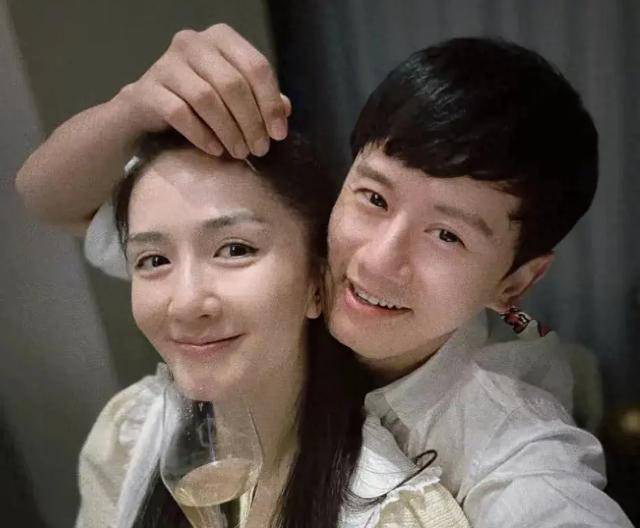 谢娜去上厕所,张杰也一定会守在一旁,就怕谢娜出来后,看不到人.