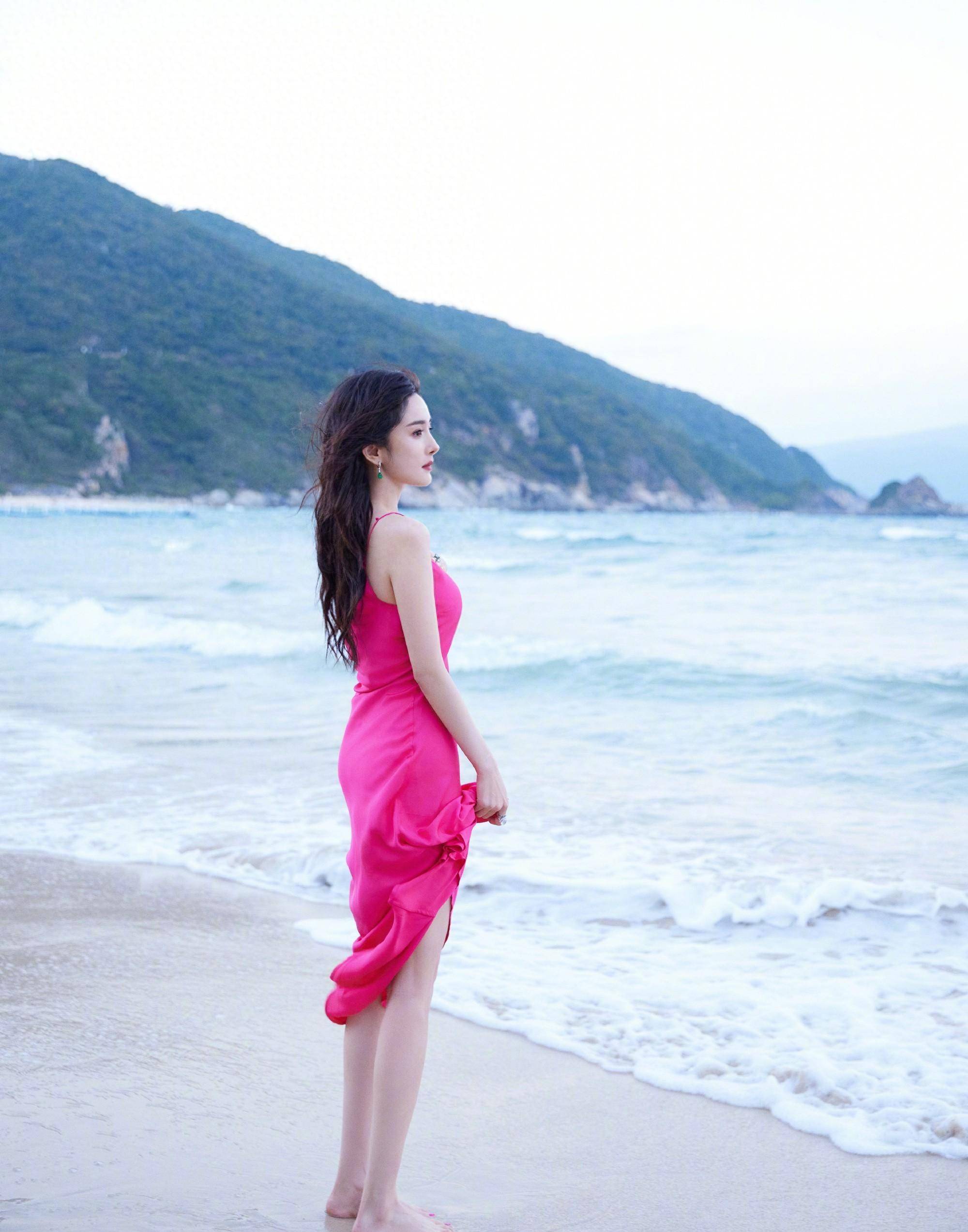 杨幂的浪漫海边风格,粉色连衣裙给她如梦如幻的浪漫体验_魅力_阳光