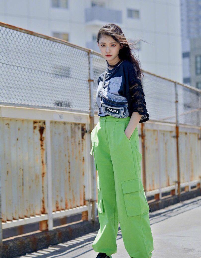 黑白印花的修身外套搭配连衣紧身裤,显瘦就是这么轻而易举的事情呢.