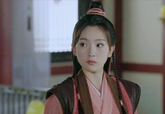 当孙艺宁跟曲小檀站在一起时,她是忠心耿耿的护卫,显的呆萌可爱;当