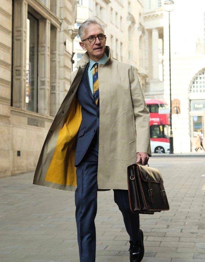 被70岁伦敦大爷圈粉:大衣配礼帽,爱戴丝巾围巾,沉稳雅致好绅士_时尚
