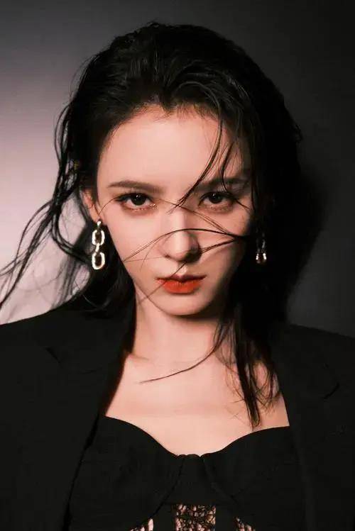 张予曦时尚魅力爆棚:优雅的红衣,酷炫的卷发,港风_红色_整体_造型