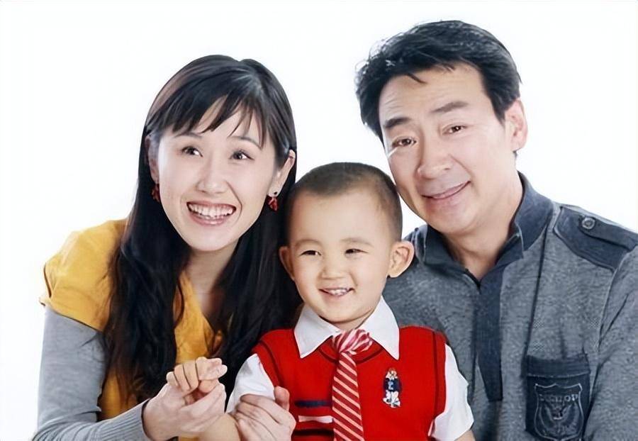 69岁寇振海现状:白发老态,儿子上高中,妻子风韵犹存_李婷_演技_因为