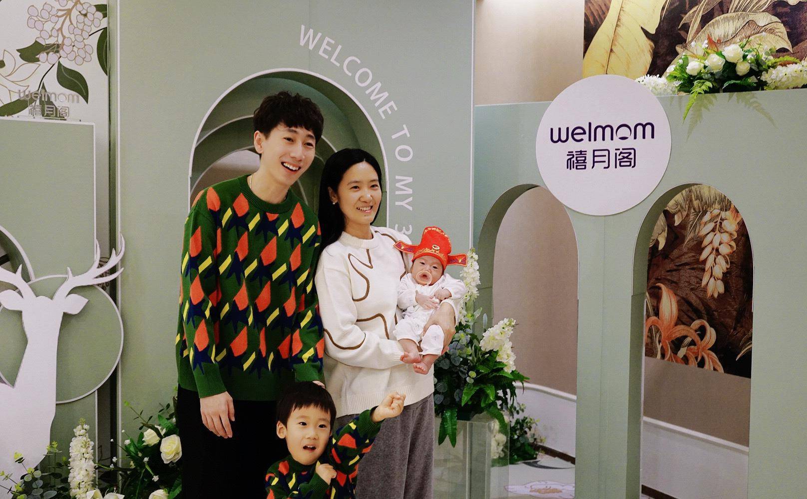 我们短道世界冠军夫妇晒一家四口全家福,两个儿子帅气可爱_韩天宇