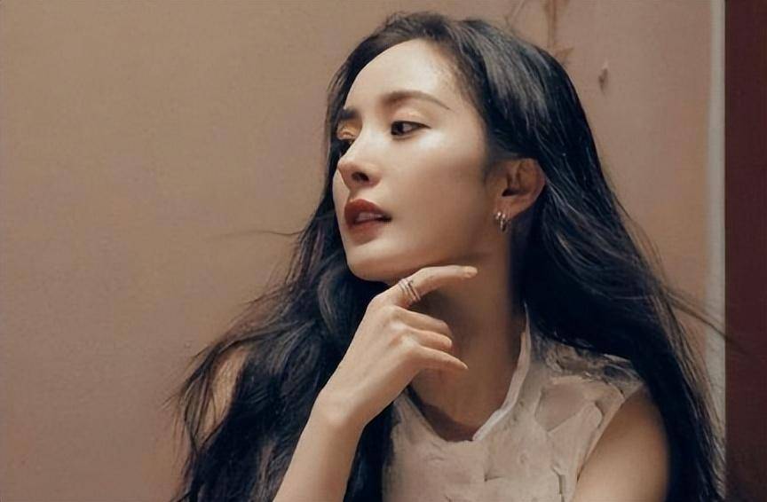 杨幂通过自身努力,跻身一线女星后,依然野心勃勃,曾与资本大佬签订了