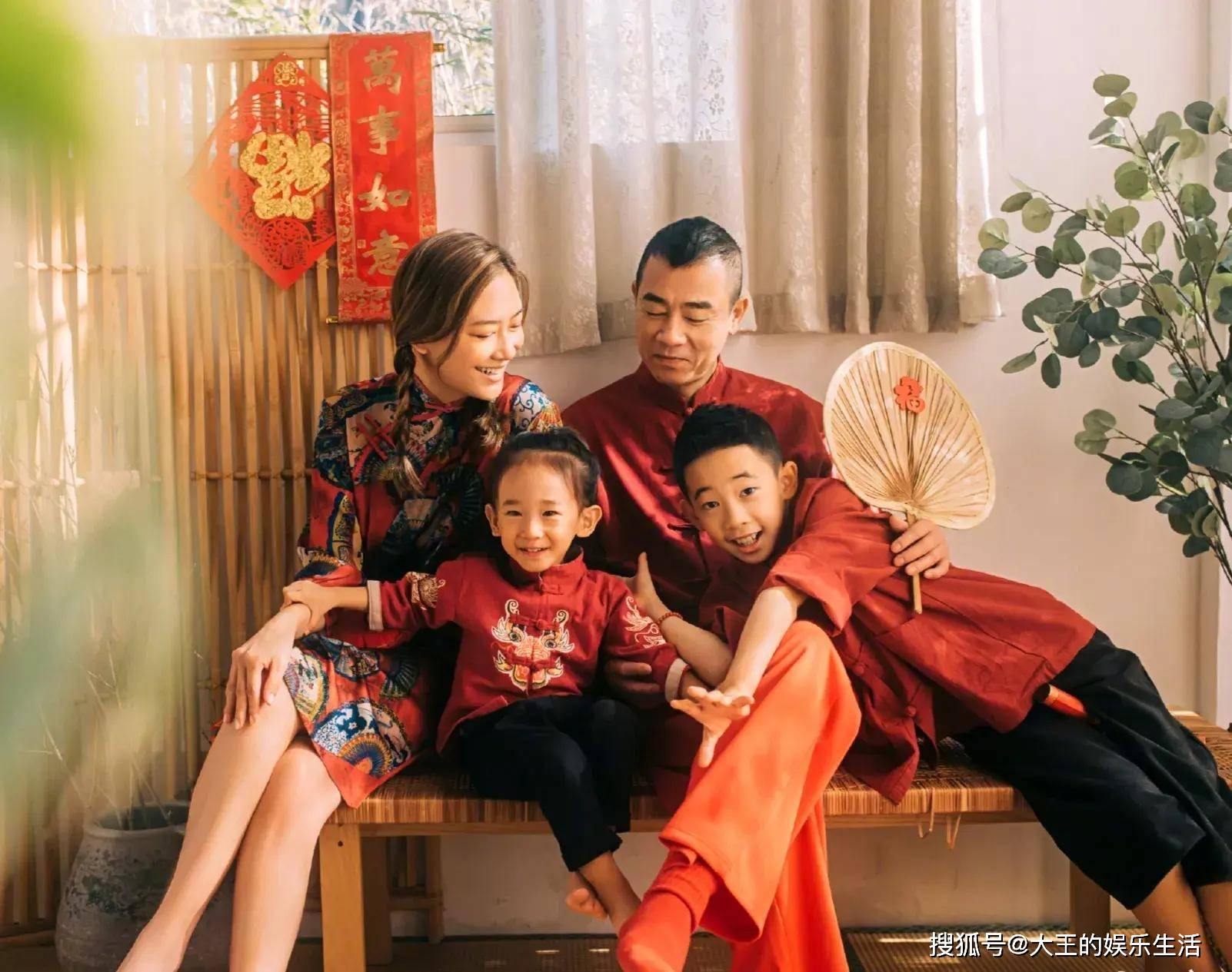 陈小春开心晒全家福,二儿子正面首次曝光,五官和老大如出一辙_jasper