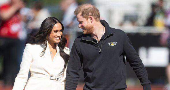 查尔斯将哈里踢出豪宅,哈里用孙子威胁查尔斯,梅根脱不了关系_王室