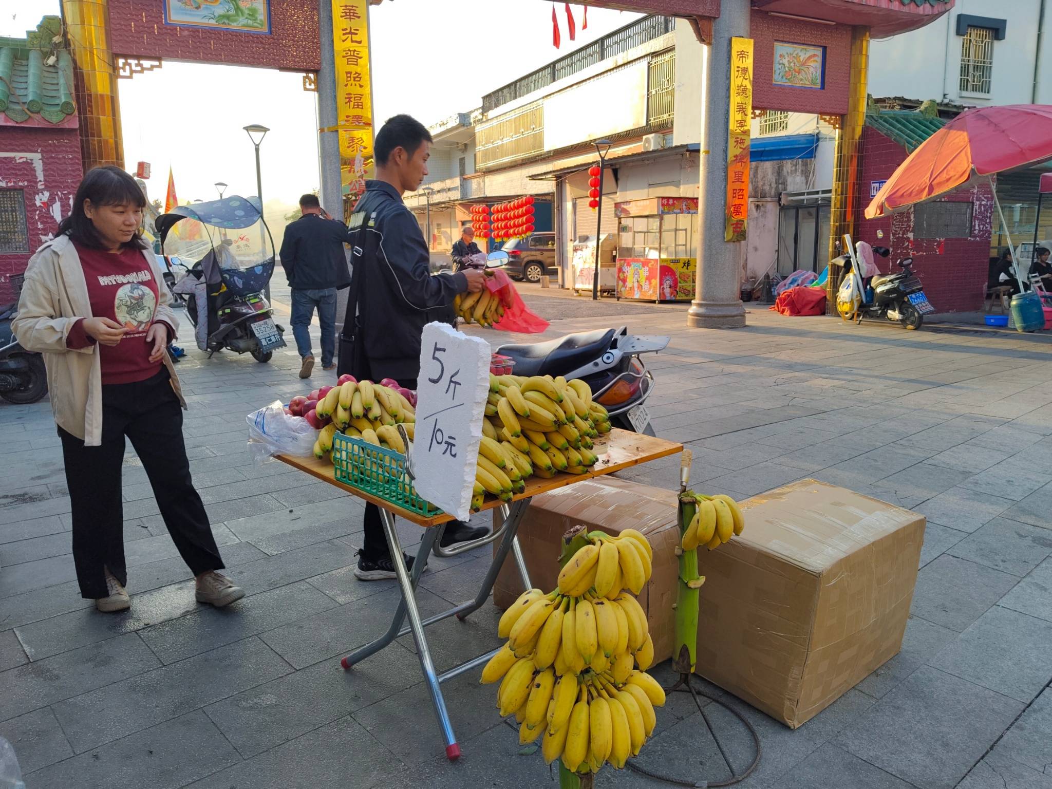 在海丰县黄羌镇文武门两旁,摆放多个摊档,有贩卖小吃,蔬菜,凉拌,水果