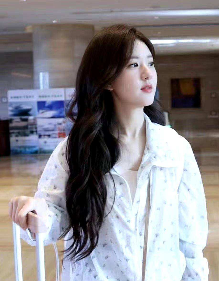 路透上班赵露思新综艺,身穿白色碎花西装搭配小熊包,清新又甜美!