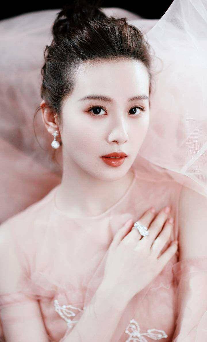 笑而不露牙的刘诗诗,穿着高领连衣裙依然惊艳,天生丽质的姐姐