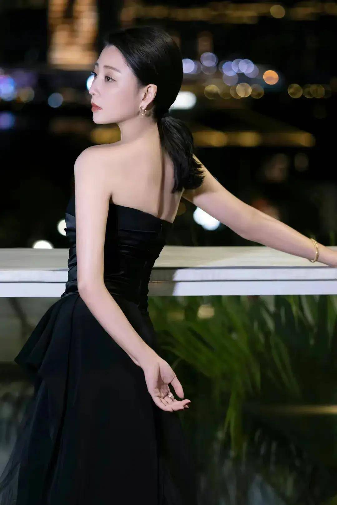 殷桃亮相金鸡奖红毯,露背黑裙深v性感,轻松迷人_造型_魅力_表演