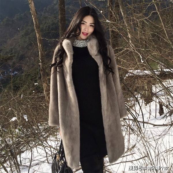 萱客针织裙套装搭配中短款皮草外套的个性