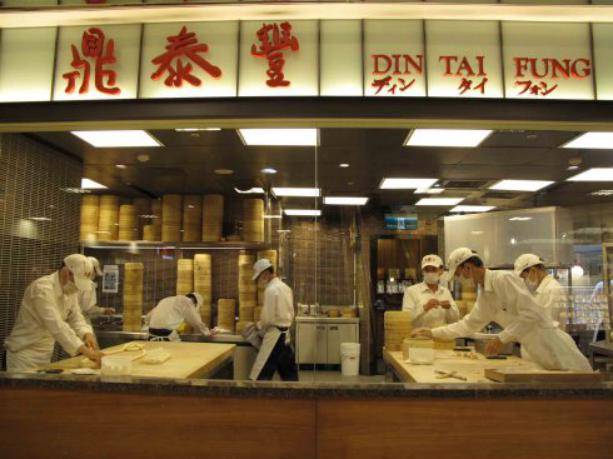 鼎泰丰的透明厨房除了凸显餐点卫生还有个利用心理学的妙处