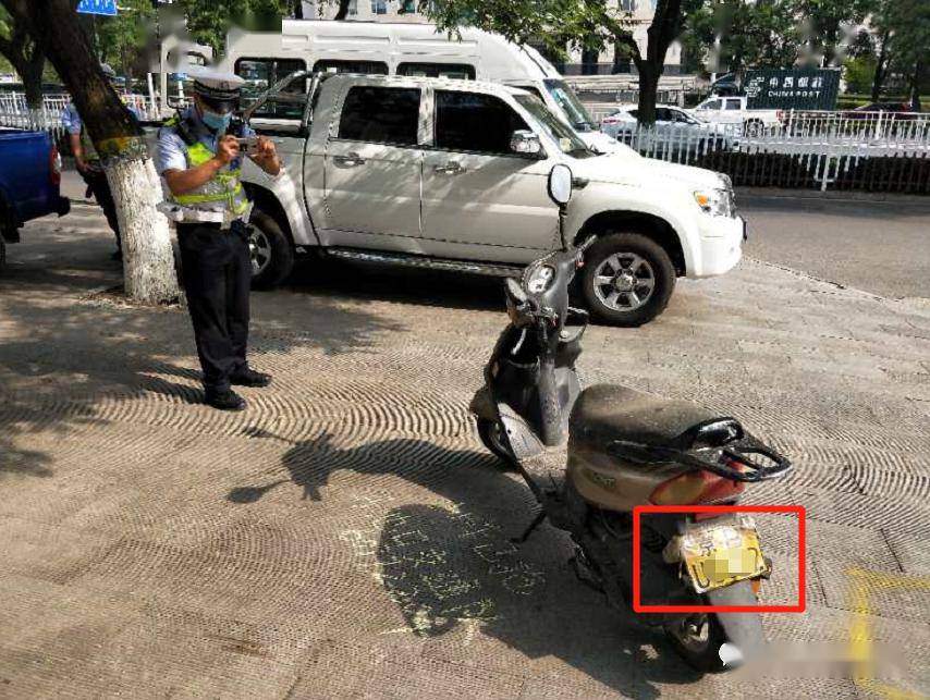 南环西路摩托车牌缠满胶带经查竟是套牌