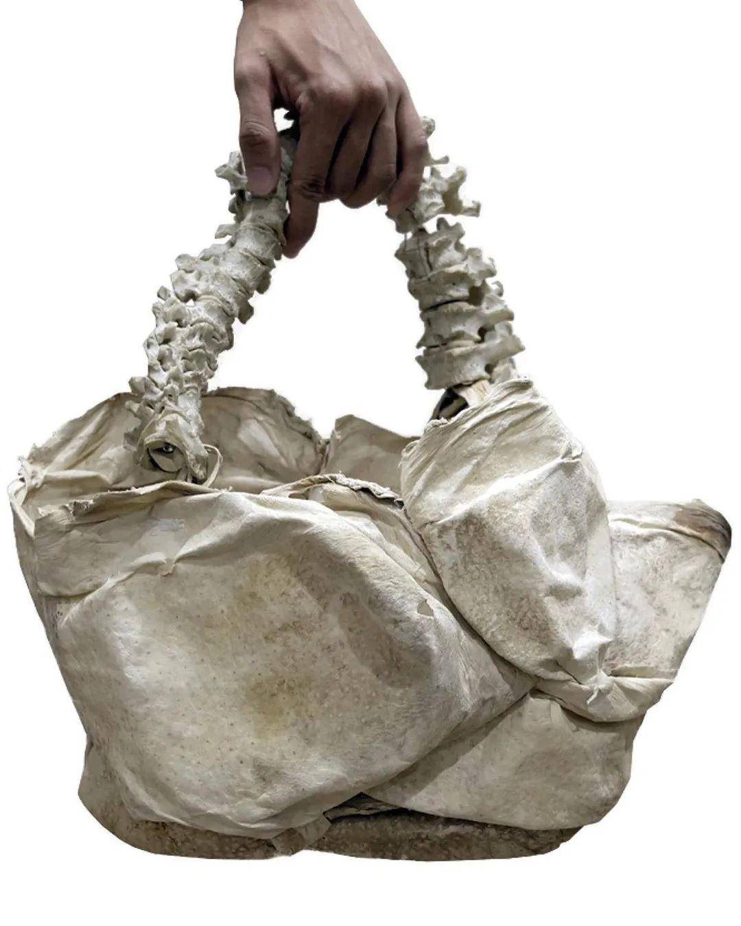 富二代晒人骨皮包的残忍真相我炫富靠的是鲜血和人命