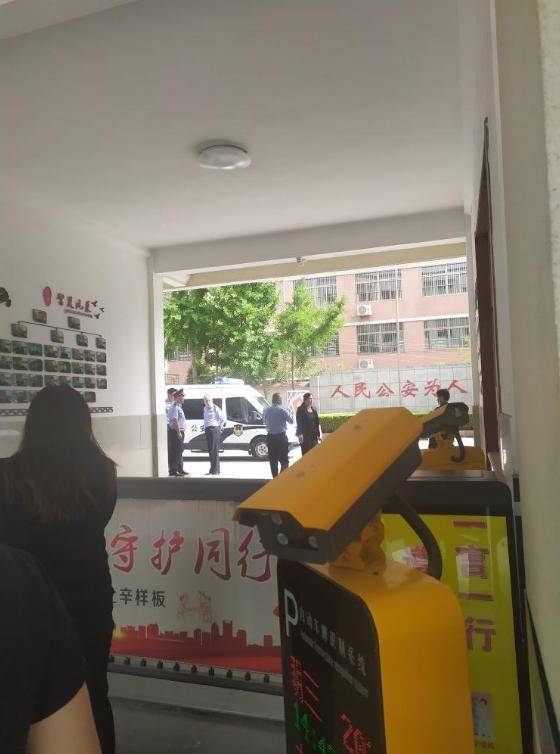 就在派出所门口,都咧起来了.>>视频_小三